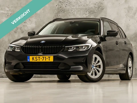 BMW 3 Serie Touring 330e Sport 292Pk Automaat (APPLE CARPLAY, SOH 90,2%, GROOT NAVI, COGNAC LEDER, CAMERA, STOELVERWARMING, SFEERVERLICHTING, ELEK ACHTERKLEP, GETINT GLAS, NIEUWSTAAT)