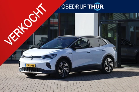 Volkswagen ID.4 Max 77 kWh 204PK / 150kW, SOH93% Wegklapbare trekhaak, warmtepomp, panoramadak, rondomzichtcamera (Area View), elektrisch verstelbare Ergo voorstoelen met geheugenfunctie, 21" 'Narvik' LMV, dynamic chassis control (DCC), privacy glas, achteruitrijcamera (Rear View), dodehoekdetectie (Side Assist), head-up display met augmented reality, discover pro navigatie, Style pakket (chrome sierlijsten), verwarmbare voorstoelen, verwarmbaar multifunctioneel lederen stuurwiel, lederen / alcantara bekleding met zwarte dakhemel, LED Matrix (IQ.Lights) met dynamische richtingaanwijzers en LED strip, 3-zone climatronic etc.