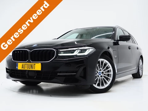BMW 5 Serie Touring 530e xDrive | LED Grille | Trekhaak | Leder | Adaptive Cruise | HUD | Keyless | Camera | Carplay