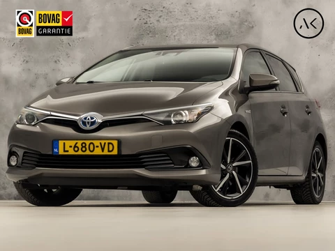 Toyota Auris 1.8 Hybrid Dynamic Automaat (NAVIGATIE, CAMERA, GETINT GLAS, SPORTSTOELEN, KEYLESS, TREKHAAK, CRUISE, NIEUWSTAAT)
