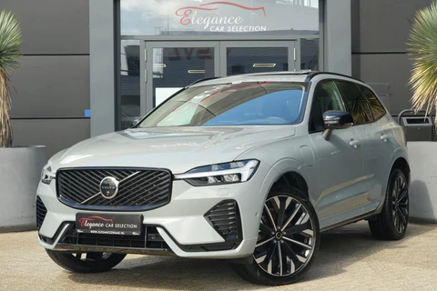 Volvo XC60 2.0 T8 Plug-in hybrid AWD Ultra Dark | Luchtvering | Pano | Trekhaak | Volvo XC60 2.0 T8 Plug-in Hybrid AWD Ultra Dark met 2.0 viercilinder plug-in hybride aandrijflijn en 455 PK, voorzien van elektrisch panoramadak, luchtvering en head up display