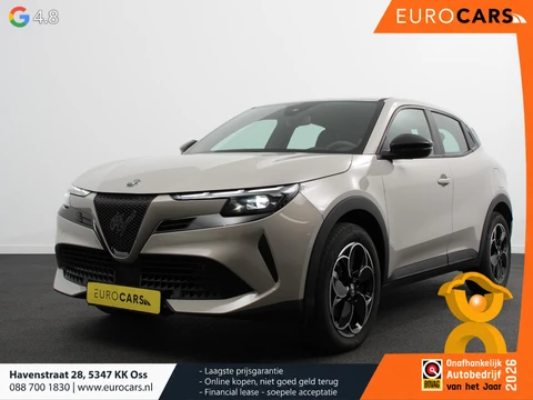 Alfa Romeo Junior Elettrica Automaat 156PK Adaptieve Cruise Control LMV 18 inch Full Led Matrix Parkeer sensoren Navigatie Apple Carplay / Android auto Climate Control