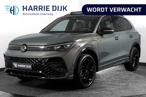 Volkswagen Tiguan 1.5 eHybrid R-Line Edition 272 PK | Black Style | 15 inch Navi | Elek. Trekhaak | IQ Light | S/K-Panodak | Dig. Cockpit | Adapt. Cruise | Stoel-+Stuurverw. | 360 Camera | NAV + App. Connect | ECC | Elek. Klep | LM 20" |