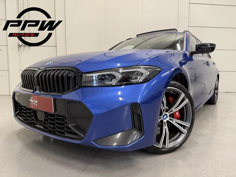 BMW 3 Serie Touring 330e M-Sport Facelift PANO/TREKHAAK/HEAD-UP/CURVED DISPLAY/ACC/MEMORY/SOH 95%/CAMERA/KEYLESS/19"M-SPORT BREEDSET/PORTIMAO-BLAU METALLIC/VOLLEDIG BMW DEALER HISTORIE