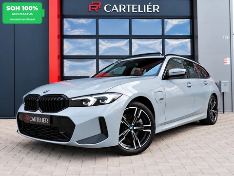 BMW 3-serie Touring 330e M-Sport Brooklyn Grau | Pano | Leder | Head-Up | Camera | Carplay | Digital Dash | Cognac Leder | Led | Trekhaak | Android Auto | Stoelverwarming | Cruisecontrol | Lane Assist | Draadloos Opladen | F1 Flippers | Dealer Onderhouden