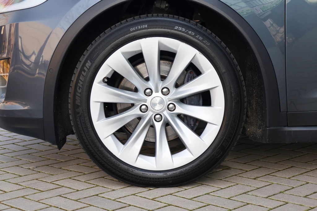 Tesla Model X – foto 16
