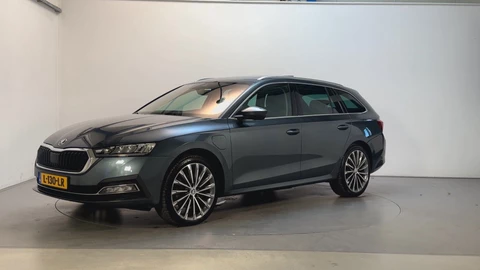 Skoda Octavia Combi 1.4 TSI iV PHEV Business Edition Camera Sfeerverlichting Panoramadak Trekhaak