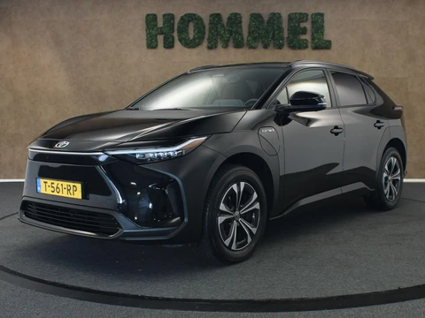 Toyota bZ4X Dynamic 71 kWh - SOH 100% !!!- ORIGINEEL NEDERLANDSE AUTO - VASTE TREKHAAK - TREKGEWICHT 750 KG - PARKEERSENSOREN VOOR/ ACHTER - 3 FASE - DRAADLOZE TELEFOONLADER - ELEKTRISCHE ACHTERKLEP - STUUR EN STOELVERWARMING - ELEKTRISCH VERSTELBARE BESTUURDERSSTOEL