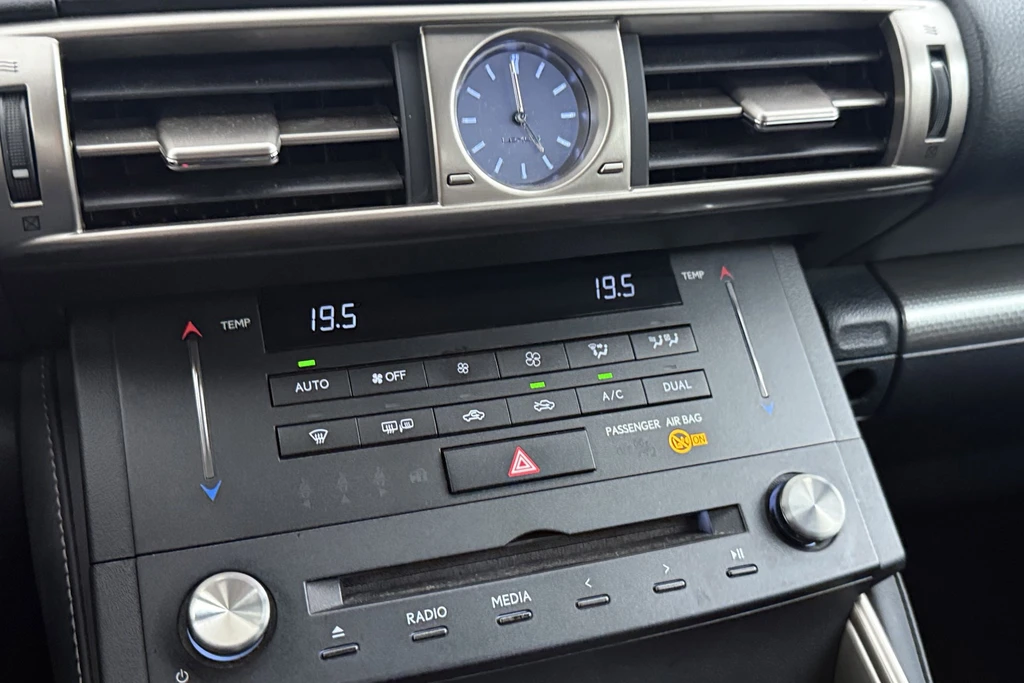 Lexus IS – foto 32