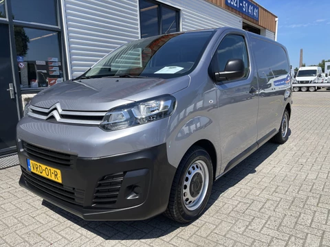 Citroën Jumpy 1.5 BlueHDI 120pk M Club L2H1 / vaste prijs rijklaar € 16.950 ex btw / lease vanaf € 285 / airco / cruise control / bijrijdersbank / grijs metallic / navigatie / euro 6 / bpm vrij