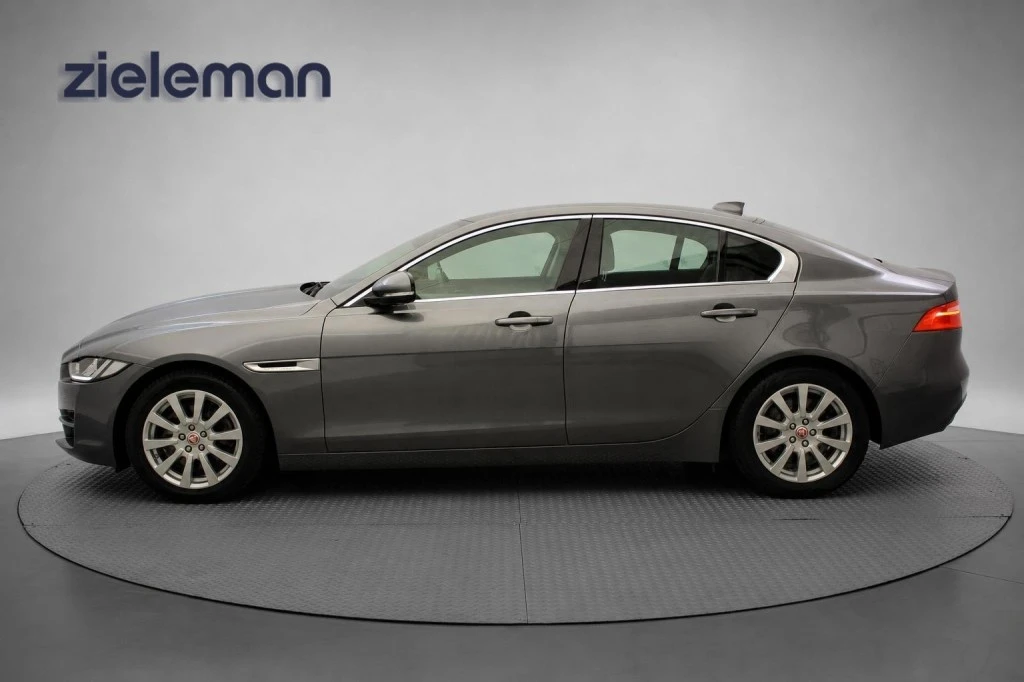 Jaguar XE – foto 2