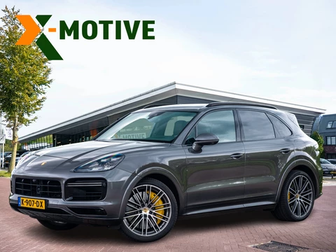 Porsche Cayenne 4.0 Turbo S E-Hybrid 680 pk | Org NL | Carbon | Achterasbesturing | Panodak | HUD | Adap Cruise | Softclose | Stoelkoeling | 360 Camera | Keyless | Bose Surround | CarPlay | Etc.. etc..