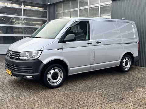 Volkswagen Transporter 2.0 TSI DSG L1H1 Benzine Automaat Dubbele Schuifdeur Airco Cruise controle Bpm vrij Trekhaak Klep achter Omvormer Kastinrichting Standkachel Euro 6 Benzine Ideaal voor ombouw naar Camper !!