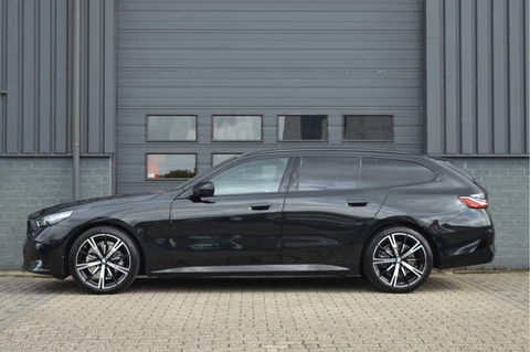 BMW 5 Serie Touring 520i | M-PAKKET | PANO | ACC | CAM | H&K | TREKHAAK |