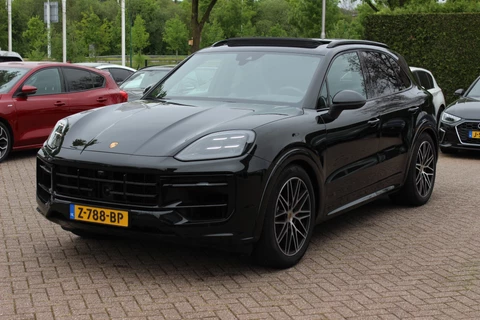 Porsche Cayenne 3.0 S E-Hybrid 519pk / Trekhaak / Panoramadak / 360Camera / Head-up / Achterasbesturing / Bose / 21'' / Luchtvering / Adaptieve Stoelen / Sportdesign+Chrono / Sportuiltaat / Stoelventilatie / Stoelverwarming 4x /