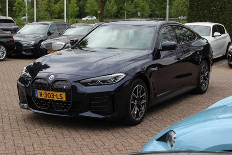 BMW i4 eDrive40 High Exe. M Sport 84 kWh / SoH 91,1% / Camera / Head-up / Leder&Alcantara / 18'' / Luchtvering / Sfeervrlichting / DAB / Stoelverwarming / Cruise Control