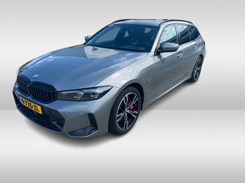 BMW 3 Serie Touring 330e / SoH 88,5% / Trekhaak / Panoramadak / Camera / Head-up / 18'' / Keyless / Laser LED / Sfeerverlichting / Stoelverwarming / Dodehoek / DAB / ACC