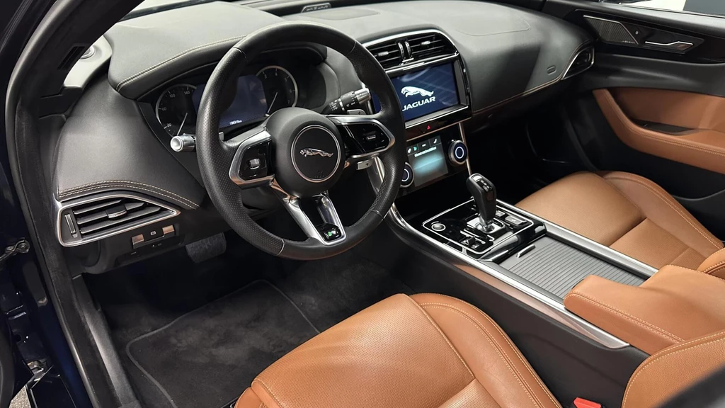 Jaguar XE – foto 28