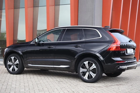 Volvo XC60 T8 Recharge AWD Ultimate Bright | Stoelverwarming | Trekhaak | Parkeercamera | Panoramadak | HUD | Pilot Assist | BLIS | Keyless