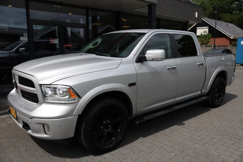 Dodge Ram Pick-Up 5.7 V8 4X4 CREW CAB LARAMIE A/T VAN