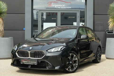 BMW 1 Serie 120 M Sport Design | 156 PK | Adaptieve Cruise Control | Automaat | Camera | BMW 120 M Sport Design 156 PK met 1.5 driecilinder benzinemotor en 48V Mild Hybrid-technologie, gekoppeld aan een 7-traps Steptronic automaat met dubbele koppeling. Sportief uitgevoerd met M