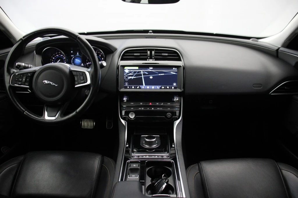 Jaguar XE – foto 11