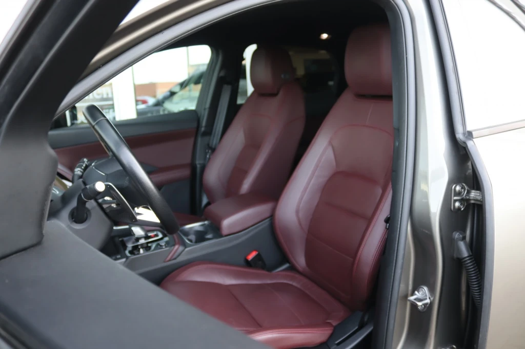 Jaguar E-PACE – foto 19
