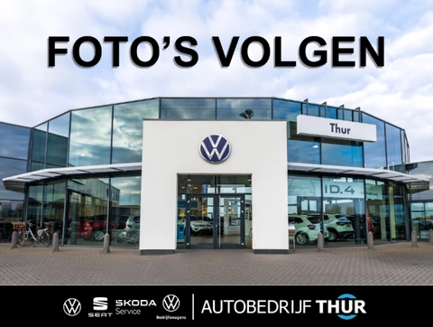 Volkswagen T-Roc 1.5 TSI Sport Business R 150PK / 110kW DSG, Panoramadak, R-Line in- en exterieur, achteruitrijcamera (rear view), parkeersensoren voor en achter (pdc), 18" 'Sebring' LMV, elektrisch verstel-, verwarm- en inklapbare buitenspiegels (spiegelpakket), lendesteun, LED verlichting, navigatie, verwarmbare voorstoelen, DAB+, elektrische achterklep, adaptieve cruise control (acc), Apple Carplay & Android Auto, keyless start & entry etc.