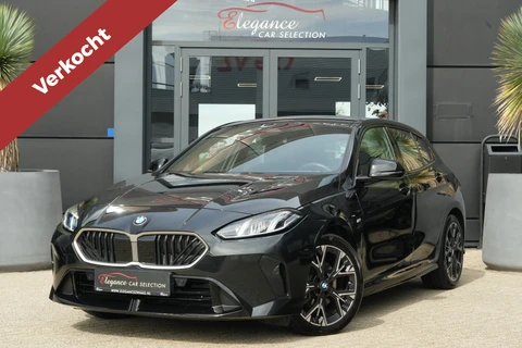 BMW 1 Serie 120 M Sport Design | 156 PK | Adaptieve Cruise Control | Automaat | Camera | BMW 120 M Sport Design 156 PK met 1.5 driecilinder benzinemotor en 48V Mild Hybrid-technologie, gekoppeld aan een 7-traps Steptronic automaat met dubbele koppeling. Sportief uitgevoerd met M 
