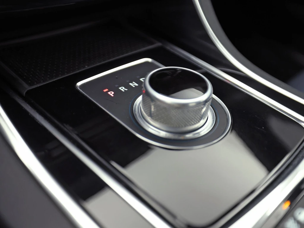 Jaguar XE – foto 11