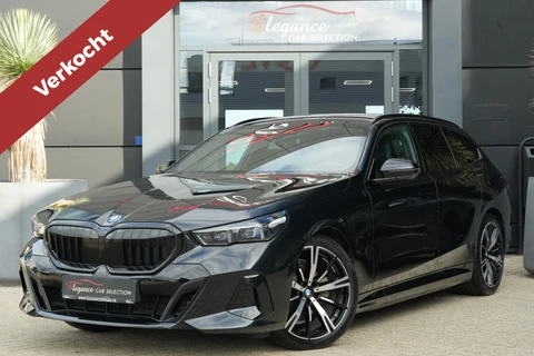 BMW 5 Serie Touring 530e M Sport | 300PK | Pano | HarmanKardon | 360° | HUD | BMW 530e Touring M Sport 300 PK Plug-in Hybrid met 2.0 viercilinder, panoramadak, Head-Up Display, 360° camera, adaptieve cruise control, 20-inch velgen, lederen interieur