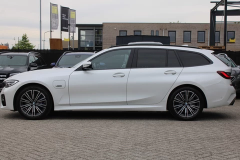BMW 3 Serie Touring 330e High Executive M-SPORT SHADOW PANORAMADAK MEMORY 360-CAMERA KEY-LESS CARPLAY TREKHAAK