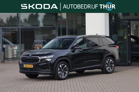 Skoda Kodiaq 1.5 TSI MHEV Business Edition 7p. 150PK / 110kW DSG, 7 zitplaatsen, panoramadak, wegklapbare trekhaak, 19" LMV, achteruitrijcamera (Rear View), dodehoekdetectie (Side Assist), chrome dakrailing, multifunctioneel lederen stuurwiel, stoelverwarming, keyless go, privacy glas, elektrisch verstel-, verwarm- en inklapbare buitenspiegels, virtual cockpit, navigatie, adaptieve cruise control (ACC), draadloze telefoonlader, draadloos Apple Carplay & Android Auto, licht- en regensensor, ambiente verlichting