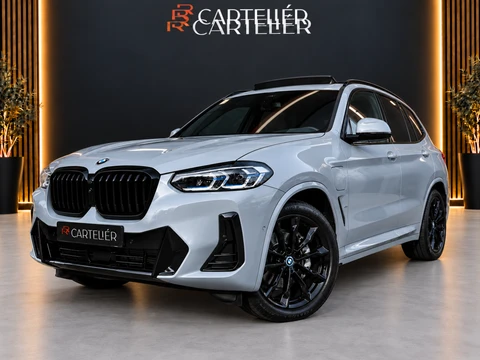 BMW X3 xDrive30e M-Sport Shadow Line | Pano | 360 | Laser Led | Vernasca Leder | Carplay / Android | Trekhaak | Stuurwielverwarming | Stoelverwarming | Keyless | Head-Up | Cruise | Digital Dash | Sfeerverlichting | 20'' LM | Comfort Acces | Dodehoek