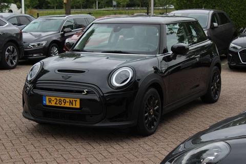 MINI Electric Mini Camden Edition 33 kWh / SoH 95,2% / CarPlay / Half Leder / Parkeerhulp achter / 16'' / Stoelverwarming / DAB / Cruise Control