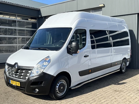 Renault Master T35 2.3 dCi L3H3 5-Persoons Ideaal voor Camper!! BTW EN BPM VRIJ!! Airco Cruise controle Kastinrichting Trekhaak 2500kg Trekgewicht Schuifdeur Ruiten om hele auto Semi automaat Euro 6 Ex overheid