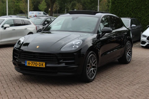Porsche Macan 2.0 / Trekhaak / Panoramadak / Camera / Adaptieve Stoelen / Luchtvering / 21'' / Bose / Sportchrono / CarPlay / Dodehoek / DAB / ACC