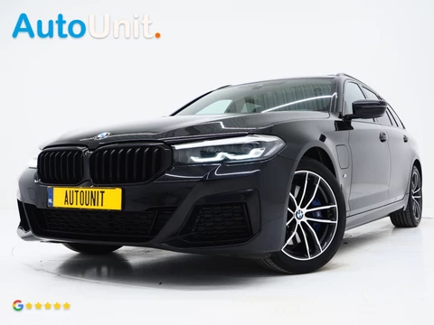 BMW 5 Serie Touring 530e M Sport Shadow Line | Panoramadak | Trekhaak | Keyless | Sportstuur | Sfeerlicht | Camera | LED | Carplay