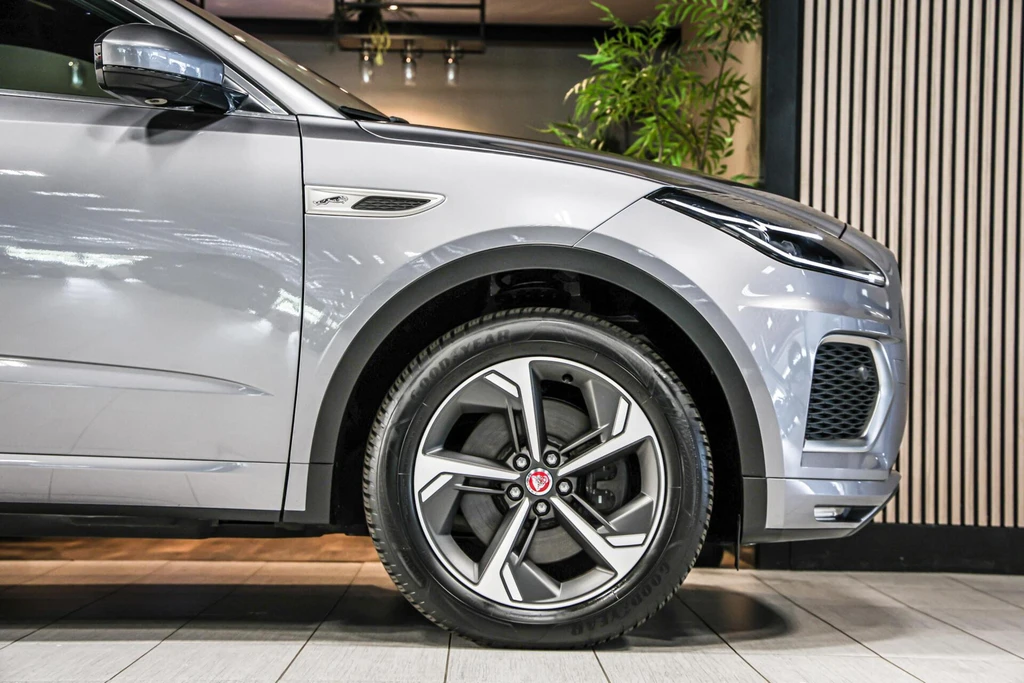 Jaguar E-PACE – foto 17