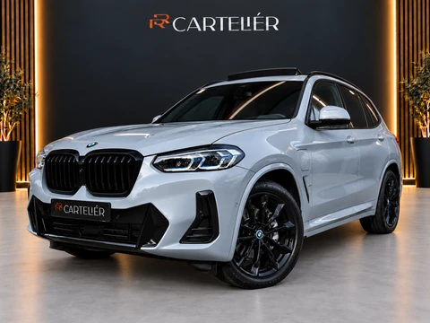 BMW X3 xDrive30e M-Sport Shadow Line | Pano | 360 | Laser Led | Vernasca Leder | Carplay / Android | Trekhaak | Stuurwielverwarming | Stoelverwarming | Keyless | Head-Up | Cruise | Digital Dash | Sfeerverlichting | 20'' LM | Comfort Acces | Dodehoek