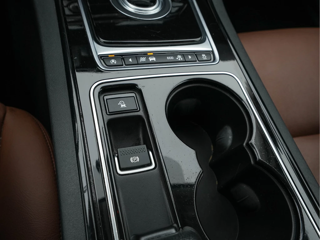 Jaguar XE – foto 12