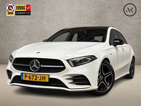 Mercedes-Benz A-Klasse 180 AMG Sport Automaat (SCHUIFDAK, SFEERVERLICHTING, GROOT NAVI, LEDER/ALCANTARA, CAMERA, SPORTSTOELEN, STOELVERWARMING, GETINT GLAS, NIEUWSTAAT)