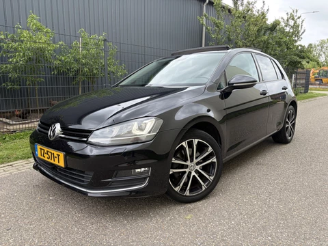 Volkswagen Golf 1.6 TDI Connected Series / PANORAMADAK / NAVI / CRUISE