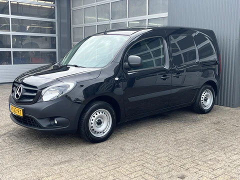 Mercedes-Benz Citan 111 CDI BlueEFFICIENCY Btw en Bpm vrij!! Airco Cruise controle Trekhaak 1050kg trekgewicht Parkeer sensoren achter Navigatiesysteem Telefoonverbinding Euro 6