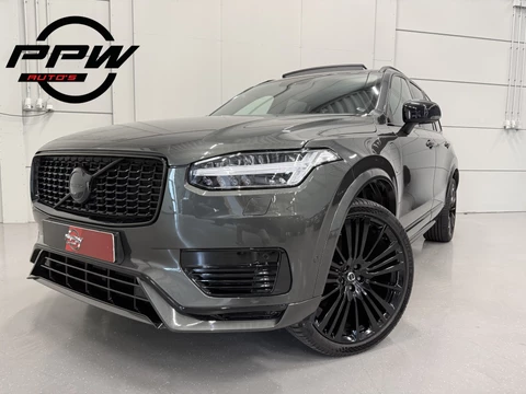 Volvo XC90 T8 Recharge AWD R-Design PANO/LUCHTVERING/B&W/SOH 100%/TREKHAAK/22"BLACK/HEAD-UP/MASSAGE+VENTILATIE/NAPPA-LEER/360CAMERA/PINE-GREY/DONKERE-ALCANTARA HEMEL/VOLLEDIG VOLVO DEALER HISTORIE
