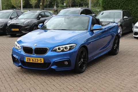 BMW 2 Serie Cabrio 220i High Exe. M Sport / 54.228 km/ NL Auto / Leder / CarPlay / Parkeerhulp V+A / 18'' / Windscherm / Sportstoelen / Stoelverwarming / DAB / Cruise Control