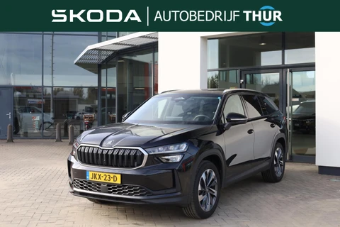 Skoda Kodiaq 1.5 TSI MHEV Business Edition 7p. 150PK / 110kW DSG, 7 zitplaatsen, panoramadak, wegklapbare trekhaak, 19" LMV, achteruitrijcamera (Rear View), dodehoekdetectie (Side Assist), chrome dakrailing, multifunctioneel lederen stuurwiel, stoelverwarming, keyless go, privacy glas, elektrisch verstel-, verwarm- en inklapbare buitenspiegels, virtual cockpit, navigatie, adaptieve cruise control (ACC), draadloze telefoonlader, draadloos Apple Carplay & Android Auto, licht- en regensensor, ambiente verlichting