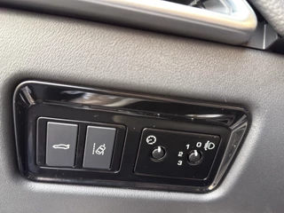 Jaguar XE – thumbnail 23