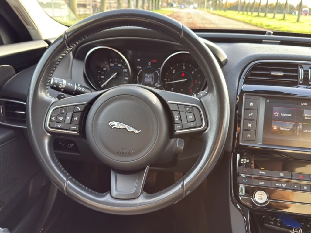 Jaguar XE – foto 13