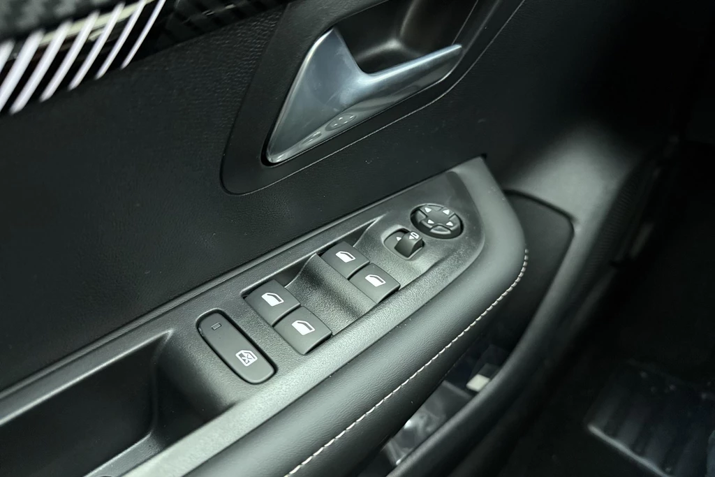 Peugeot e-208 – foto 18